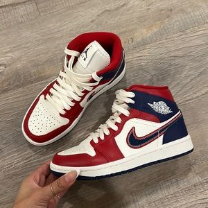 WMNS Nike Air Jordan 1 Retro Mid “USA”